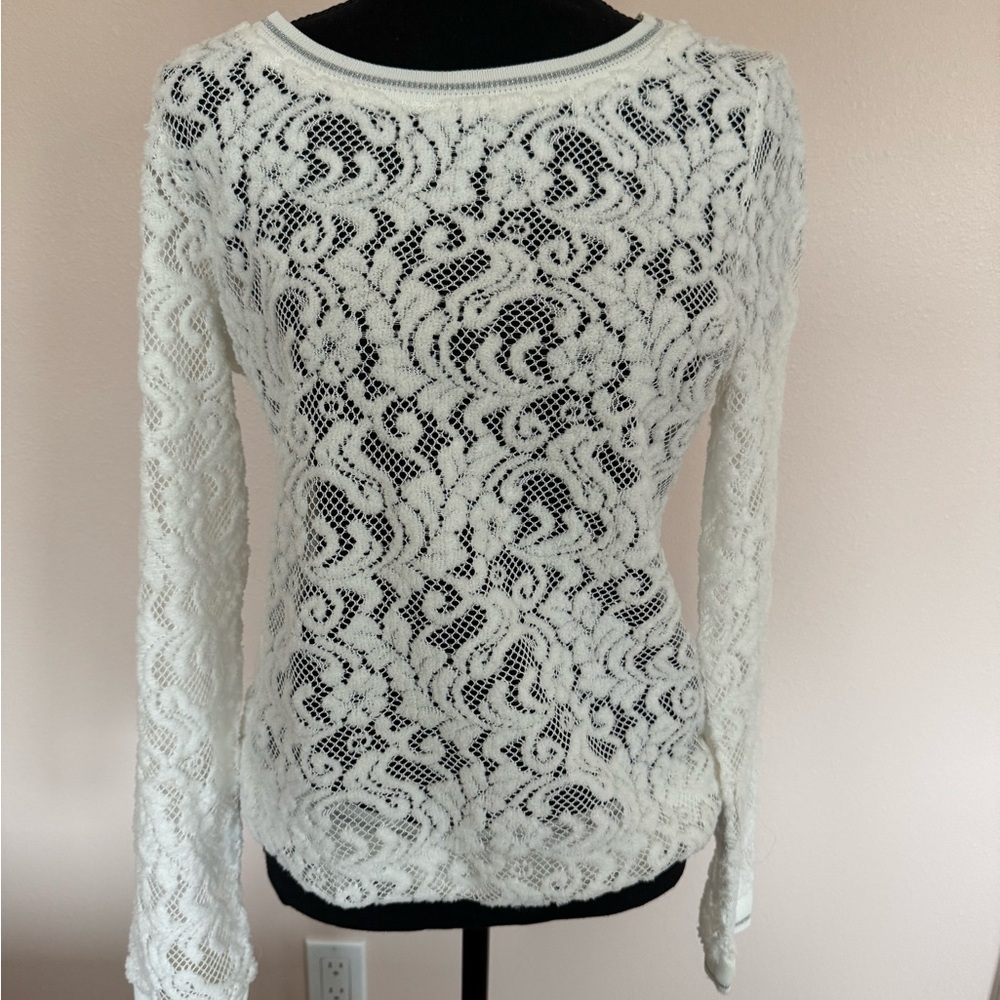 Lulumari cute lace top with cute collar detail
